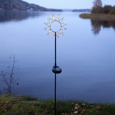 Produktbild von LED Solarstab 'Sonne'- schwarz - Sonne mit 26 warmweißen LED - H: 77cm - Dämmerungssensor