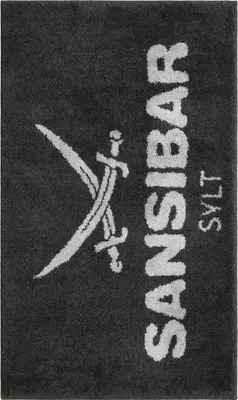 Produktbild von Sansibar Badematte mit Sansibar Logo Schriftzug, rutschhemmend beschichtet, Höhe 20 mm, fußbodenheizungsgeeignet, strapazierfähig, schnell trocknend, Polyacryl, 70x120 cm, anthrazit/silber