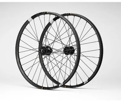 Produktbild von Crankbrothers Synthesis Carbon Enduro 11 BOOST P321 Tubeless Ready Laufradsatz...