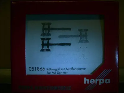 Produktbild von Herpa Z Zurüstteil Kühlergrill MB Sprinter mit Straßenr