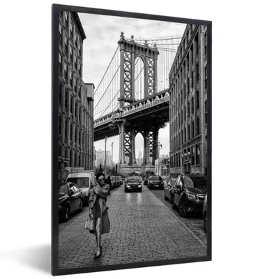 Produktbild von MuchoWow® Gerahmtes Poster New York - Manhattan - Brücke - Schwarz - Weiß 60x90 cm - Poster mit Schwarzem Bilderrahmen Wandposter Rahmen Foto Bilder - Kunst