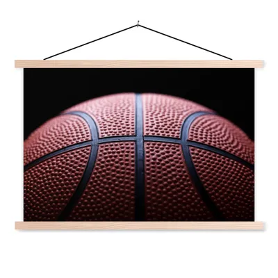 Produktbild von MuchoWow® Textilposter Ein Basketball auf schwarzem Hintergrund 120x80 cm mit holzfarbenen Rahmen - Aufhängeset