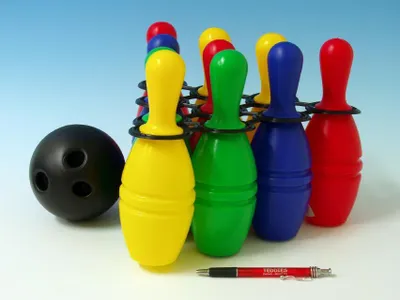 Produktbild von Bowling-Set mit 10 bunten Kegeln aus robustem Kunststoff, 21 cm Kegelhöhe