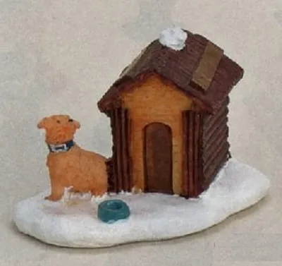 Niedliche Darstellung eines Hundes, der vor seinem Hundehaus im Schnee steht.