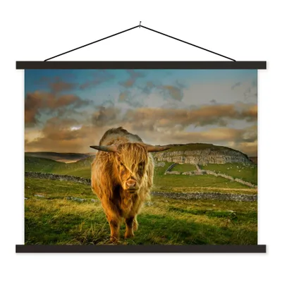 Produktbild von MuchoWow® Textilposter Schottischer Highlander - Gras - Berg 150x113 cm mit holzfarbenen Rahmen - Poster