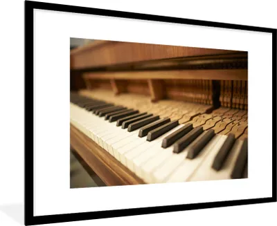 Produktbild von MuchoWow® Gerahmtes Poster Eine Nahaufnahme eines Holzklaviers 90x60 cm - Poster mit Schwarzem Bilderrahmen Wandposter Rahmen Foto Bilder - Wanddekoration - Fotos