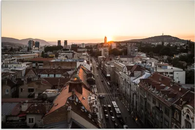 Produktbild von MuchoWow® Poster Die Skyline und das Straßenbild von Sarajevo in Bosnien und Herzegowina 60x40 cm - Schlafzimmerdekoration