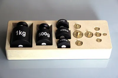 Produktbild von Gewichtssatz 2 kg mit Ablageschale (recyceltes Holz - Re-Wood®)