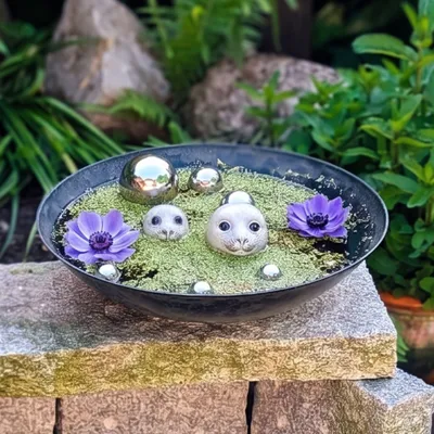 Produktbild von Storm's Gartenzaubereien Miniteich Komplettset Seehund & Schwimmkugeln 9-teilig Grau Silber Keramik Edelstahl Dekoschale Ø 35cm