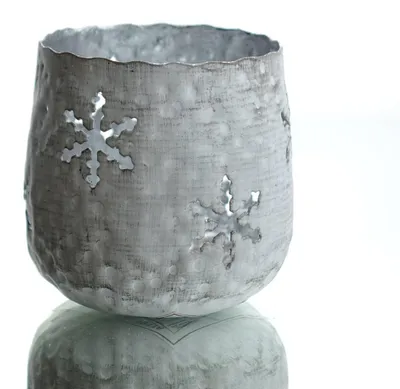 Produktbild von Weihnachtliches Windlicht Schneeflocke Silberfarben aus Metall 6,5 x 7 cm