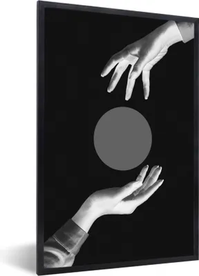 Produktbild von MuchoWow® Gerahmtes Poster Hände - Retro - Kreis 60x90 cm - Poster mit Schwarzem Bilderrahmen Wandposter Rahmen Foto Bilder - Kunst