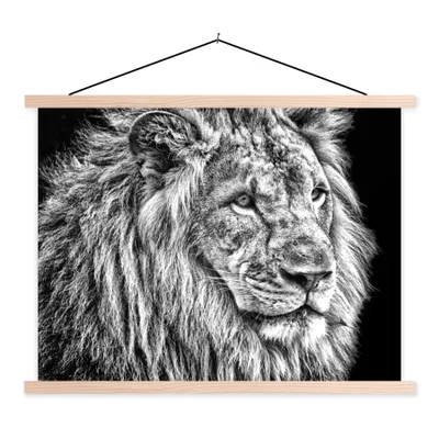 Produktbild von MuchoWow® Textilposter Porträt - Löwe - Schwarz und weiß 120x90 cm mit holzfarbenen Rahmen - Magnetisch