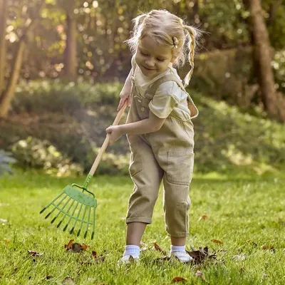 Immagine prodotto di Rastrello da giardino giocattolo Hape, adatto ai bambini, dai 4 anni in su, 20 x 19 x 67 cm