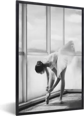 Produktbild von MuchoWow® Gerahmtes Poster Ballett - Ballerina - Ballettschuhe - Schwarz und weiß 40x60 cm - Poster mit Schwarzem Bilderrahmen Wandposter Rahmen Foto Bilder - Papierdruck - Wandbilder