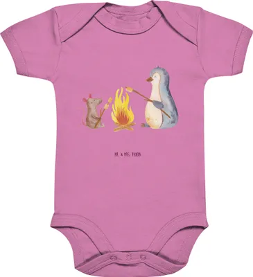 Produktbild von Mr. & Mrs. Panda babykleidung body Pinguin Lagerfeuer 3. - 6. Monat - Bubble Gum Pink - Geschenk, Strampler Baby, Babybody, Maus, overall, kurzarm, Büro, Arbeit, Feuer