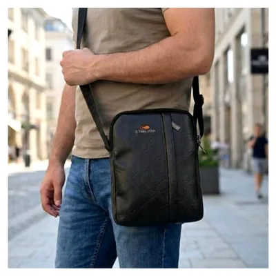 Produktbild von Herren Schultertasche mit verstellbarem Gurt, wasserabweisend, orangefarbenes Innenfutter, Kunstleder, mehrere Reißverschlusstaschen