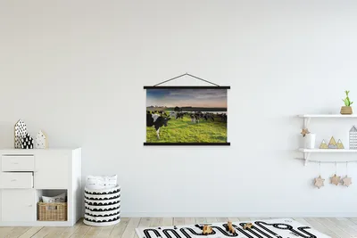Produktbild von MuchoWow® Textilposter Kuh - Gras - Sonnenuntergang 90x60 cm mit schwarzem Rahmen - Aufhängungssatz