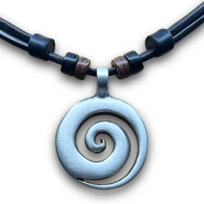 Produktbild von HANA LIMA | Surferkette Halskette Leder Kette Herren Damen Maori Schmuck Koru