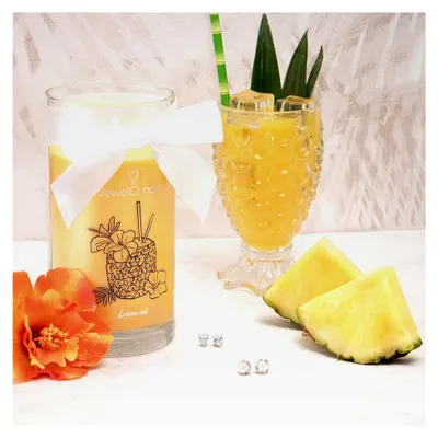 Produktbild von JuwelKerze Ananas Ohrringe Silber - Schmuckkerze 80 Std - große Duftkerze im Glas mit fruchtigem Duft - Kerze mit Schmuck - Geschenke für Frauen
