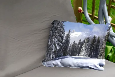 Produktbild von MuchoWow® Outdoor Kissen - Die schneebedeckten Bäume in den Bergen schaffen eine weihnachtliche Atmosphäre - 60x40 cm - Wetterfest - Lounge Kissen - Zierkissen - Kissen für Innenräume