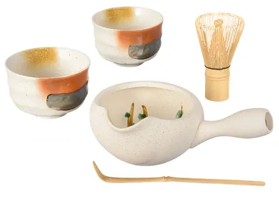 Produktbild von Matcha Set / Matchaset für zwei, Anschlagschale 450ml mit 2 Trinkschalen beige und Besen/Löffel, handbemalt