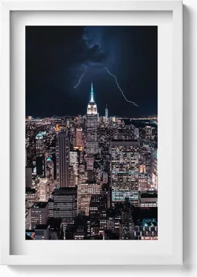 Produktbild von New Yorker Wolkenkratzer bei Nacht– Wandbild mit Rahmen – Gerahmtes Bild  – Wanddekoration – 40x60 cm – Weiß