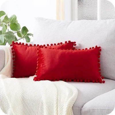 Produktbild von Set mit 2 Weihnachtskissenbezügen, 50 x 70 cm, samtig rot mit Pompons, einfarbig, dekorative Kissenbezüge, Kissen, dekorative Kissen, Sofakissen