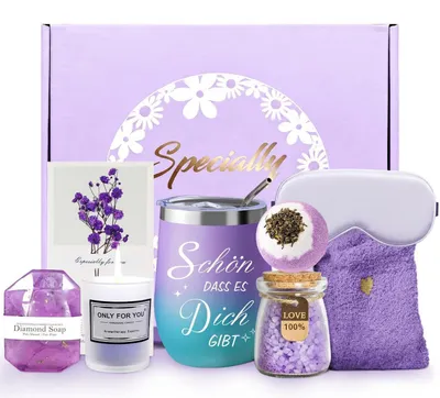 Immagine prodotto di Set regalo per donna, composto da 9 articoli: tazza termica, mascherina per dormire, calzini, candela profumata, sali da bagno, bomba da bagno, sapone, biglietto di auguri e confezione regalo, colore lilla