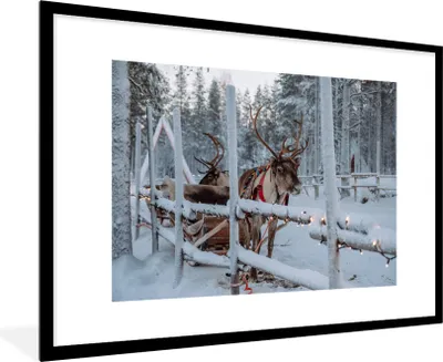 Produktbild von MuchoWow® Gerahmtes Poster Ein Rentier im Weihnachtsmanndorf in Finnland 90x60 cm - Poster mit Schwarzem Bilderrahmen Wandposter Rahmen Foto Bilder - Wanddekoration - Fotos