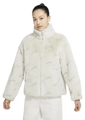 Image de Veste Nike pour femmes, imitation fourrure, motif Swoosh, couleur beige clair/gris clair, taille M