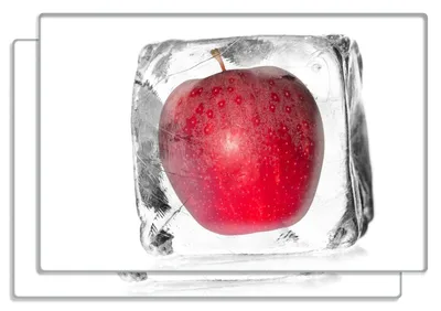 Produktbild von Wallario Frühstücksbrettchen 2er Set aus Glas, je 20 x 30 cm, mit rutschfesten Füßen, Motiv Roter Apfel in Eiswürfel - Eiskaltes Obst