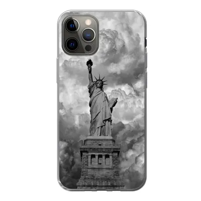 Produktbild von MuchoWow® Handyhülle Schutzhülle Hülle für iPhone 12 Pro Freiheitsstatue in New York an einem bewölkten Tag in schwarz-weiß Silikon Softcase Handy Hülle - Abdeckung