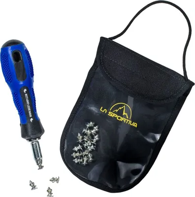 Produktfoto des Chiodo A.T.Grip mit enthaltenem Schraubendreher und Schrauben in einer Tasche von La Sportiva.