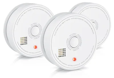 Produktbild von Brandson Rauchmelder 3er Set mit austauschbarer 9V Blockbatterie, Rauchwarnmelder nach EN 14604, fotoelektrischer Sensor, 85 dB Alarm, Prüftaste, Montagematerial, weiß