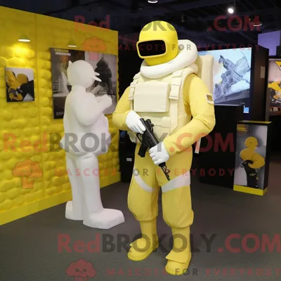 Obrázek produktu pro Postava REDBROKOLY maskota Yellow Marine Recon oblečená ve svatebních šatech a taškách Messenger