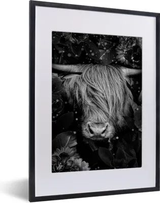 Produktbild von MuchoWow® Gerahmtes Poster Botanischer schottischer Highlander mit hellen Kugeln auf abgedunkeltem Hintergrund - schwarz und weiß 30x40 cm - Poster mit Schwarzem Bilderrahmen Wandposter Rahmen Foto Bilder - Wandposter Schlafzimmer