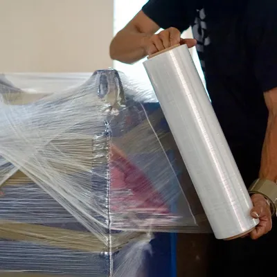 Produktbild von Verpacking Stretchfolie 23 my schwarz 500mm x 300m 1 Rolle reißfeste blickdichte Umzugsfolie