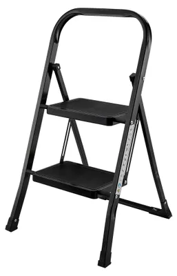 Imagen del producto de Escalera de mano Wiltec con barra de sujeción y 2 escalones, de color negro, fabricada en acero Q195, con capacidad de hasta 150 kg. Escalera plegable para uso doméstico, en garajes y talleres