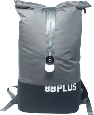 8bplus Rolltop Backpack in grau mit schwarzem Boden; ideal für Klettern und Outdoor-Aktivitäten.