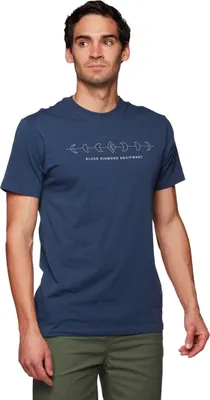 Mann trägt das "Icon Full Moon Tee" von Black Diamond; dunkelblau mit grafischem Design auf der Vorderseite.