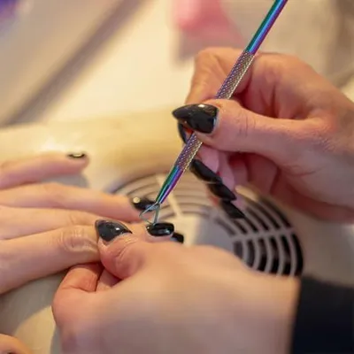 Produktbild von 6-teiliges Maniküre-Set aus Edelstahl mit Nagelhautschieber und Nagelpunktierwerkzeug für professionelle Nagelkunst und den Heimgebrauch