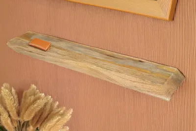 Produktbild von Refurbished Möbelretoure Wandregal Mangoholz massiv & rau 80x20 cm Holzregal Steckboard Baumkante LIORA