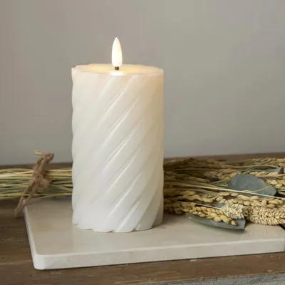Zdjęcie produktu dla Świeca Led woskowa filarowa FLAMME SWIRL biała 15cm
