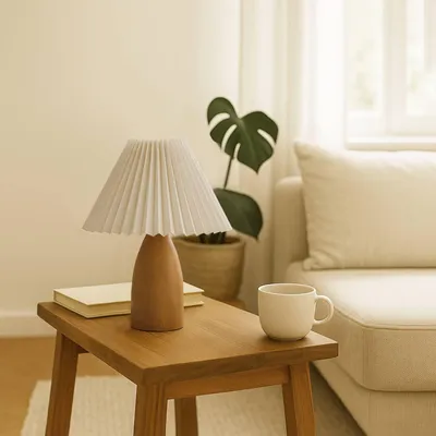 Immagine prodotto di Opviq, lampada da tavolo di alta qualità con struttura in legno, Ø 22 cm, altezza: 14 cm, altezza totale: 30 cm, cavo: 150 cm, attacco E27, max. 40 W, color crema e rovere, design scandinavo, IP20.