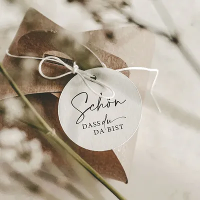 Produktbild von Schön dass du da bist Anhänger im Set | ⌀ 4 cm Schwarz Weiß | ideal für Gastgeschenke, Willkommensgeschenke zur Hochzeit, Taufe, Kommunion, Firmung