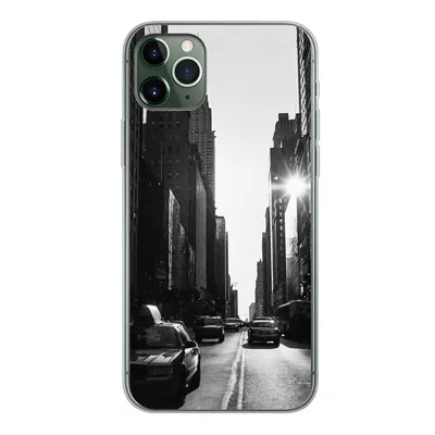 Produktbild von MuchoWow® Handyhülle Schutzhülle Hülle für iPhone 11 Pro Max Eine ruhige Straße in New York in Schwarz und Weiß Silikon Softcase Handy Hülle - Schutz