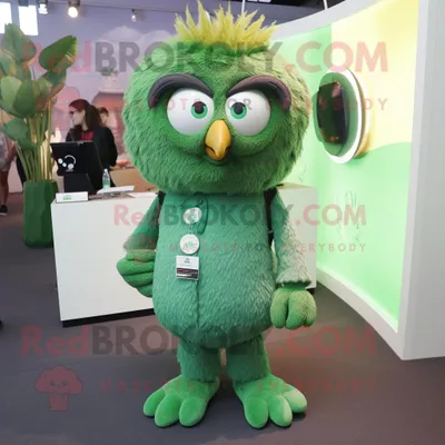 Productafbeelding van Groene Uil mascotte REDBROKOLY kostuum personage gekleed met een jumpsuit en dasspelden