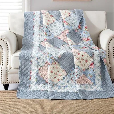 Produktbild von Unyqoos® Patchwork-Tagesdecke mit Blumenmuster – gesteppter Überwurf 150 x 200 cm, Bezug 100% Baumwolle, Füllung 80% Baumwolle/20% Polyester, für Schlafzimmer & Sofa