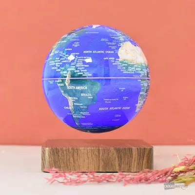 Image de Globe TERRE lumineux en lévitation GM   sur base bois GEOLITE