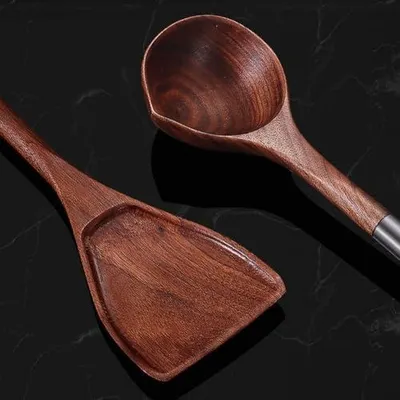 Produktbild von Suppenkelle aus Naturholz mit langem Griff und tiefer Schöpfkelle, handpoliertes ergonomisches Küchenutensil